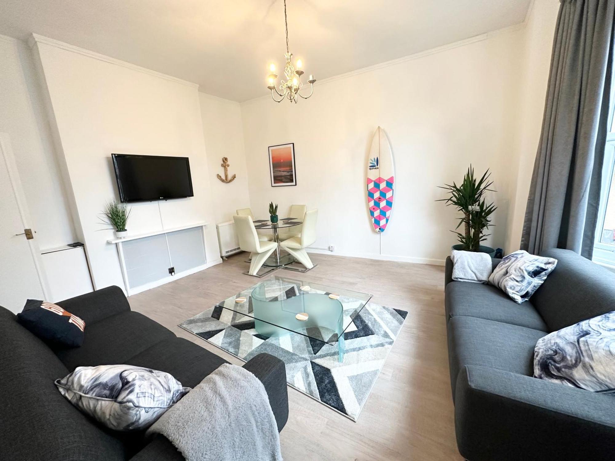 The City Surfer Apartment - By Coastline Retreats - Parking Included - Sleeps 5 - City Centre بورنماوث المظهر الخارجي الصورة