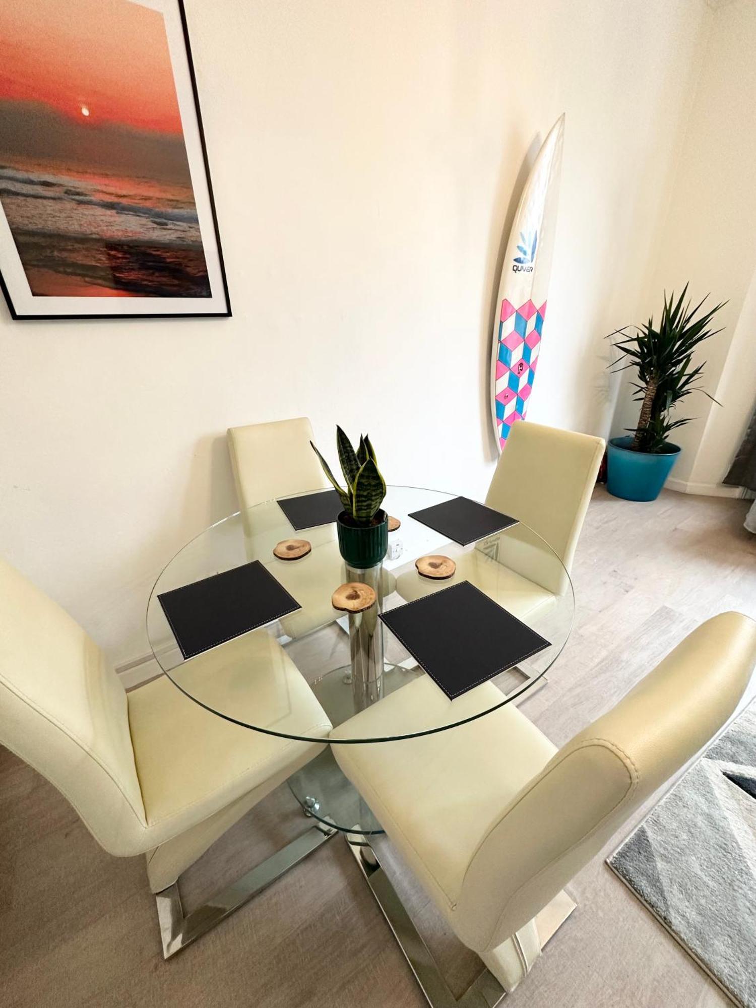The City Surfer Apartment - By Coastline Retreats - Parking Included - Sleeps 5 - City Centre بورنماوث المظهر الخارجي الصورة