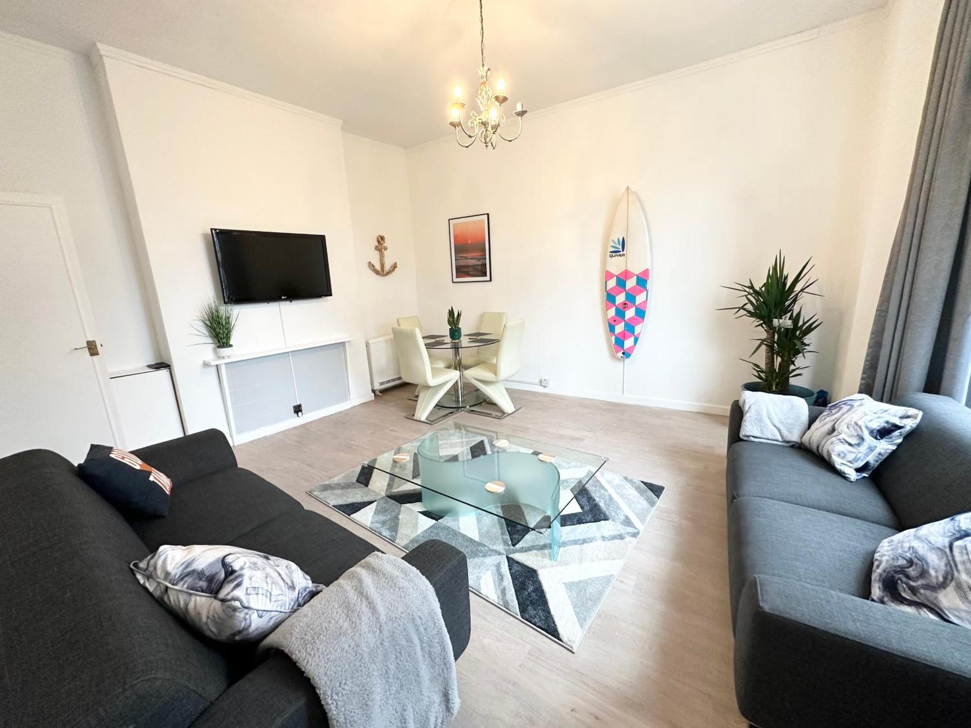 The City Surfer Apartment - By Coastline Retreats - Parking Included - Sleeps 5 - City Centre بورنماوث المظهر الخارجي الصورة