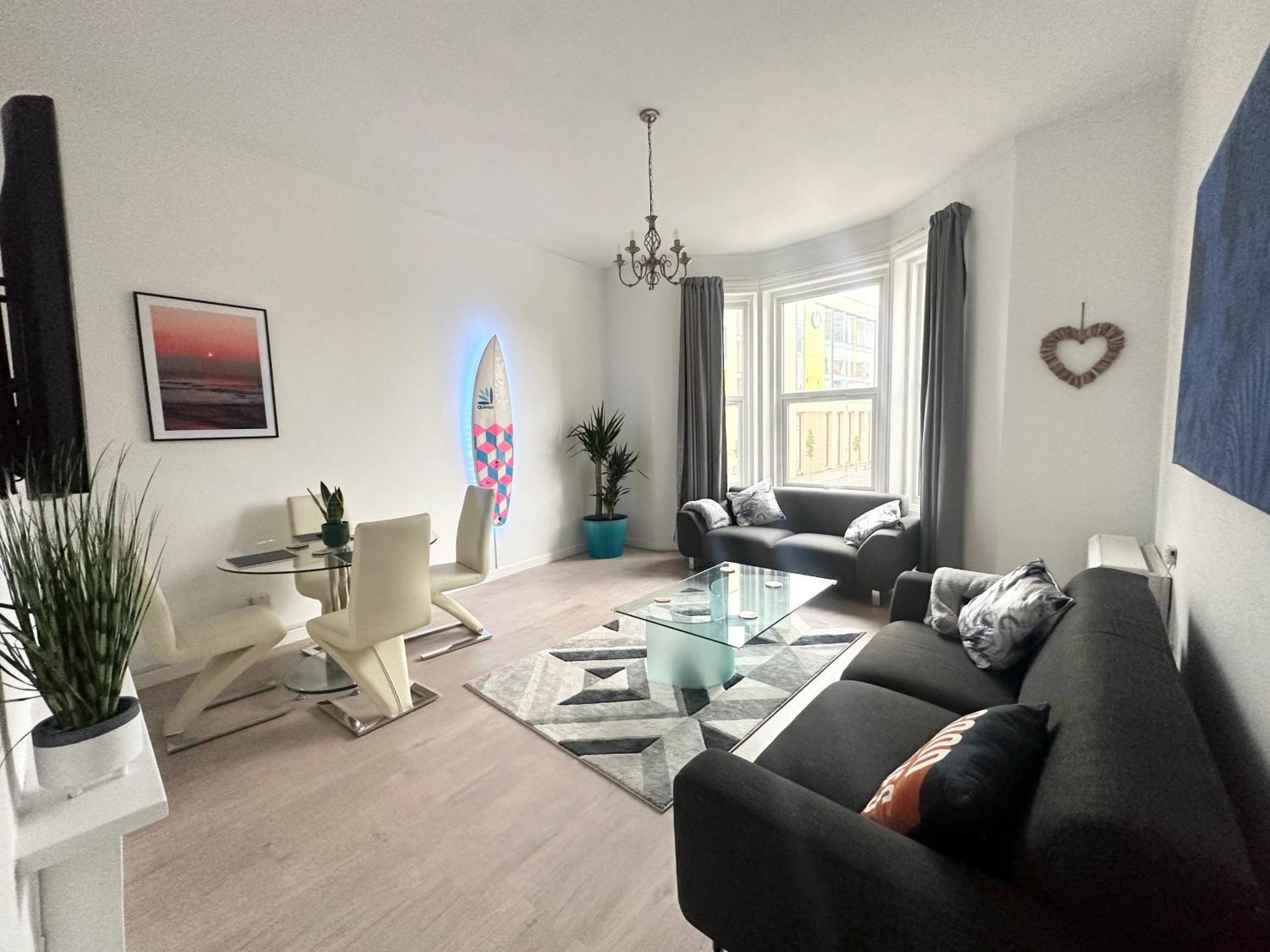 The City Surfer Apartment - By Coastline Retreats - Parking Included - Sleeps 5 - City Centre بورنماوث المظهر الخارجي الصورة
